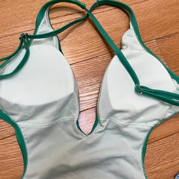 Cupshe Emerald Green Cutout One-Piece Swimsuit – Size M (New with Tags) - Picture 4 of 5